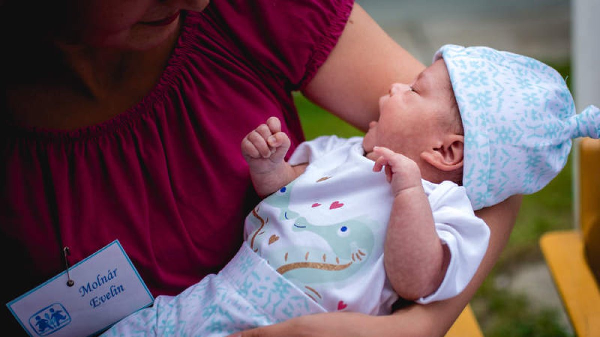 Uno de los bebés que espera a una familia de acogida en Hungría.  ALDEAS INFANTILES SOS