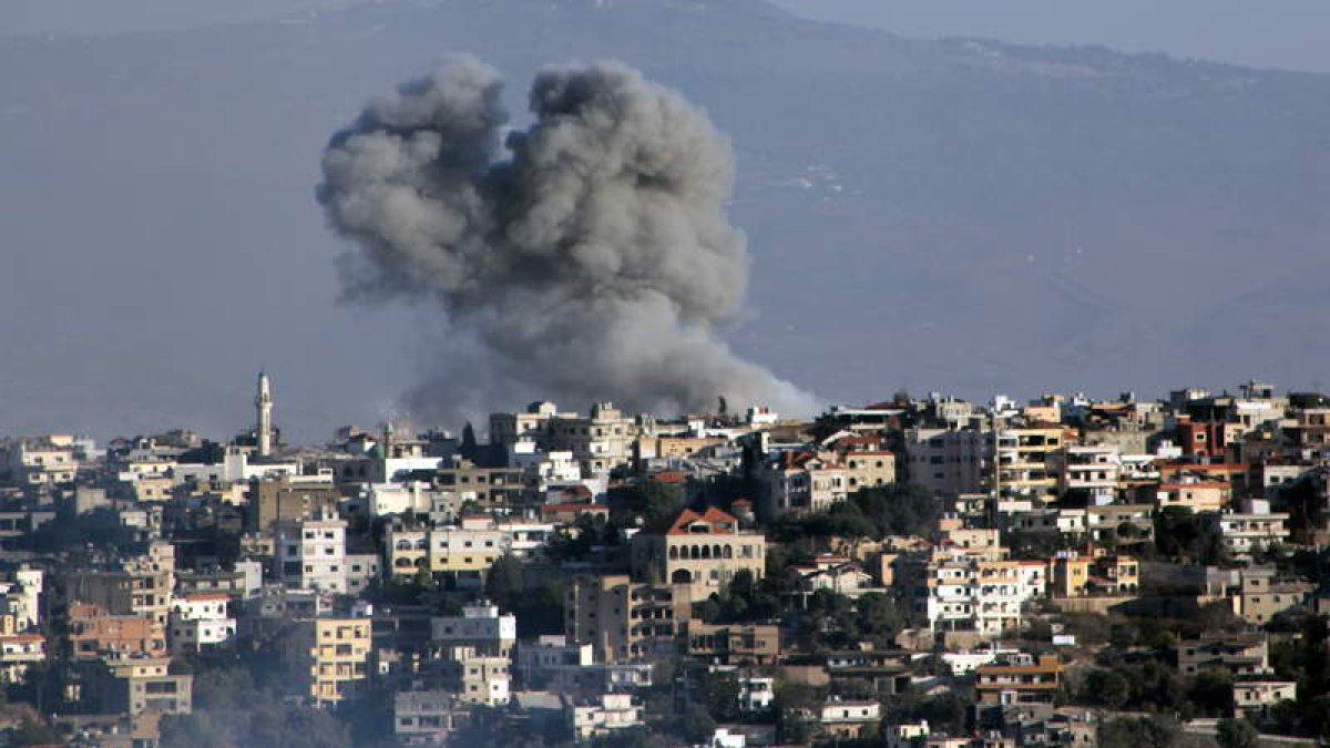 Ataques aéreos israelíes ayer contra la ciudad de Khiam, en el sur del Líbano.  STR