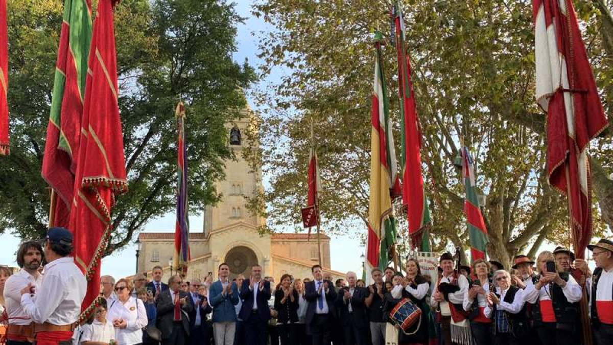 Las autoridades, ante los pendones leoneses en Gijón. DL