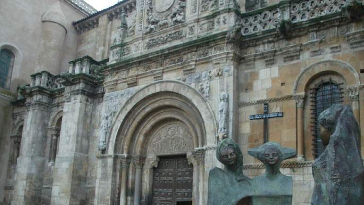 Las Infantas ‘andantes’. Las colocaron delante de San Isidoro. Pero duraron allí 15 días. Luego pasaron a Ramón y Cajal.Las estatuas de las tres infantas primero estuvieron en San Isidoro. RAMIRO