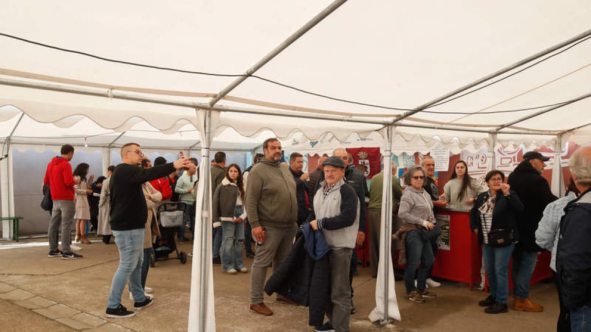 Algunos asistentes ayer a la feria de Riego de la Vega. ANGELÓPEZ