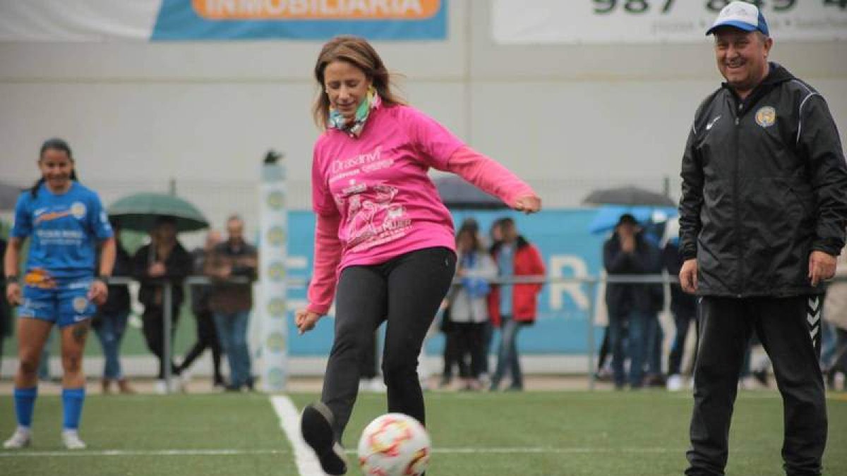 Noelia Valdueza (Almon León) relizando el saque de honor. ALBA FARIZA