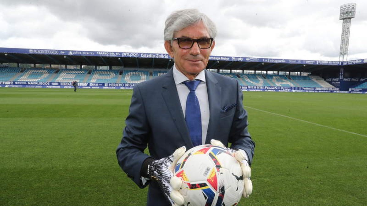 Eduardo Fernández, otrora mítico guardameta de la Sociedad Deportiva Ponferradina, es ahora embajador de la entidad blanquiazul. L . DE LA MATA