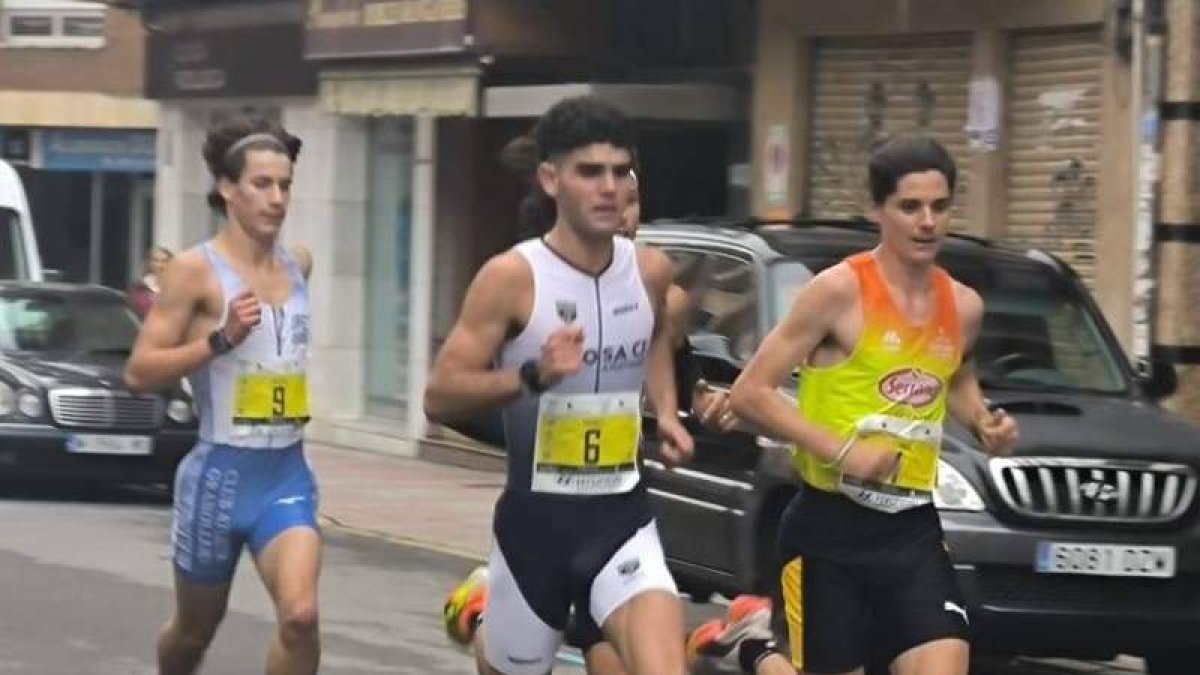 Podio masculino (izquierda) y femenino (derecha) de la carrera de 10 KIlómetros.  ÁNGELOPEZ