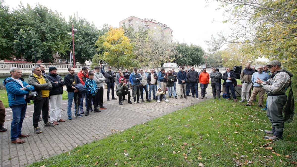 Pablo Castro Pinos en un momento  de su clase maestra en las agua del Bernesga.  ÁNGELOPEZ