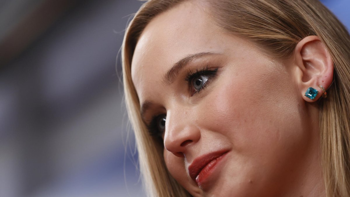 La actriz estadounidense Jennifer Lawrence atiende a los medios en la premiere de la película 'Sin malos rollos', este miércoles en Madrid. EFE/ Mariscal