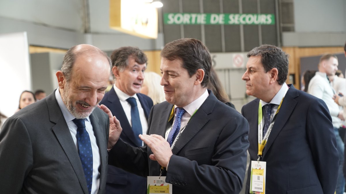 Alfonso Fernández Mañueco, y Víctor Redondo Baldrich Embajador de España en Francia, visitan el Salón Internacional de la Alimentación de París (SialL París).