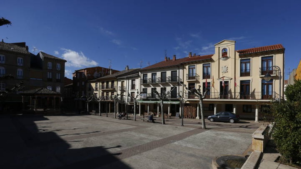 Vista de la plaza porticada del Ayuntamiento de Sahagún.