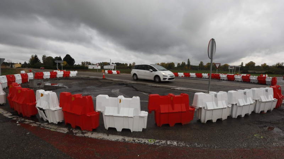 La futura glorieta está marcada con elementos plásticos en las derivaciones a las localidades de Carbajal de la Legua y Pobladura.  RAMIRO