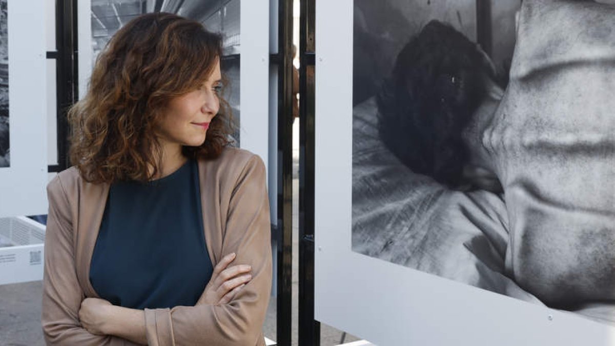 Ayuso, ayer, en la inauguración de la muestra ‘Bolivariano’ del fotoperiodista Ybarra Zavala.  JUAN CARLOS HIDALGO