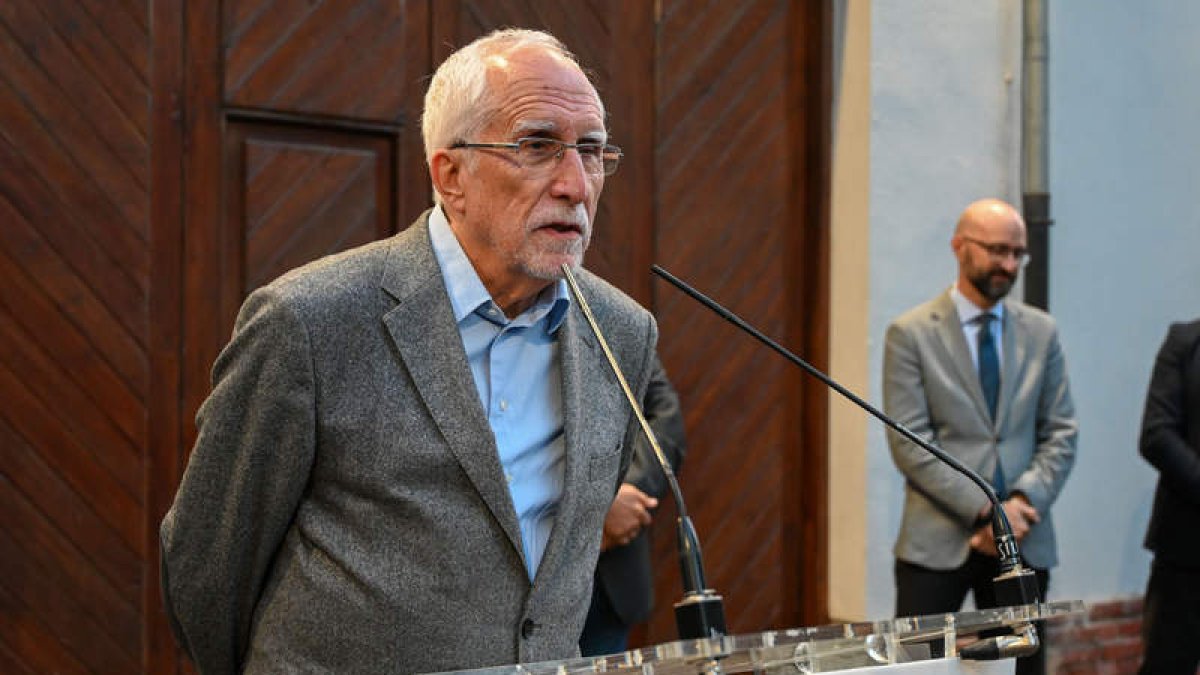 El escritor y académico leonés Luis Mateo Díez.  J. CASARES