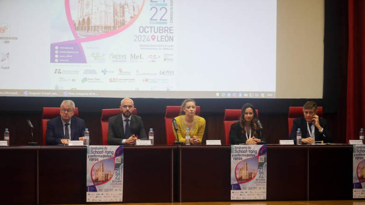 Alfonso Rodríguez-Hevia, Álvaro Muñoz Galindo, Ester Muñoz, Noelia Corrales y Manuel Pérez, en la inauguración oficial.  ÁNGELOPEZ