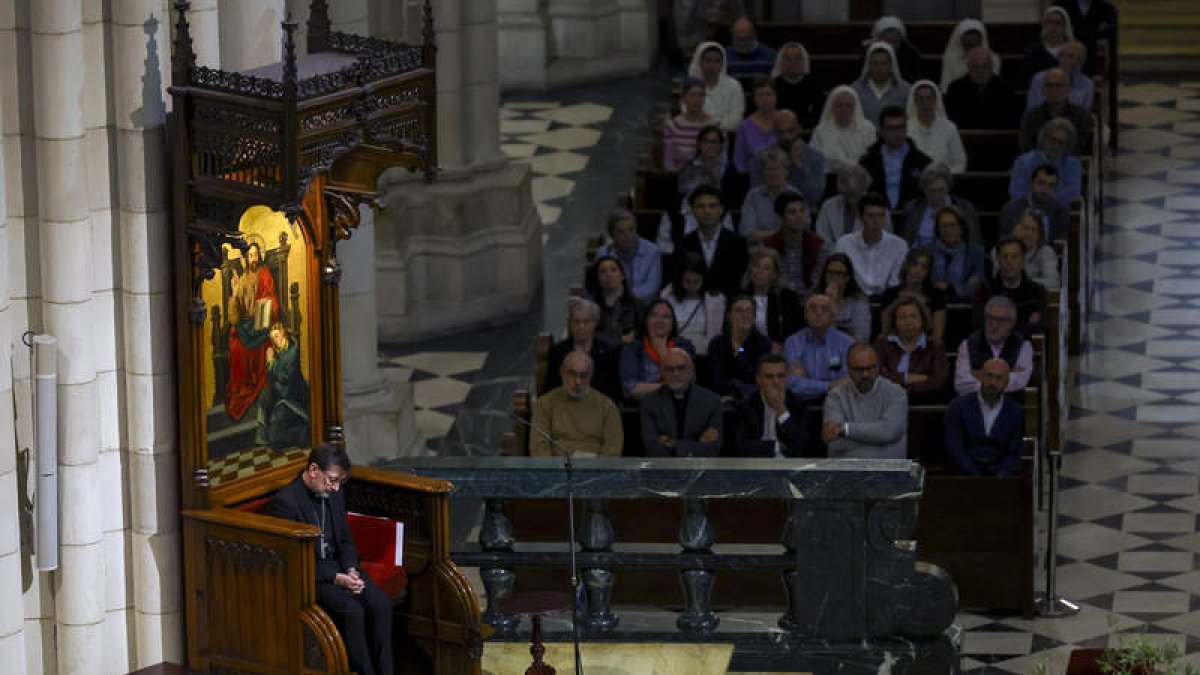 El arzobispo José Cobo Cano, durante la misa.  KIKO HUESCA