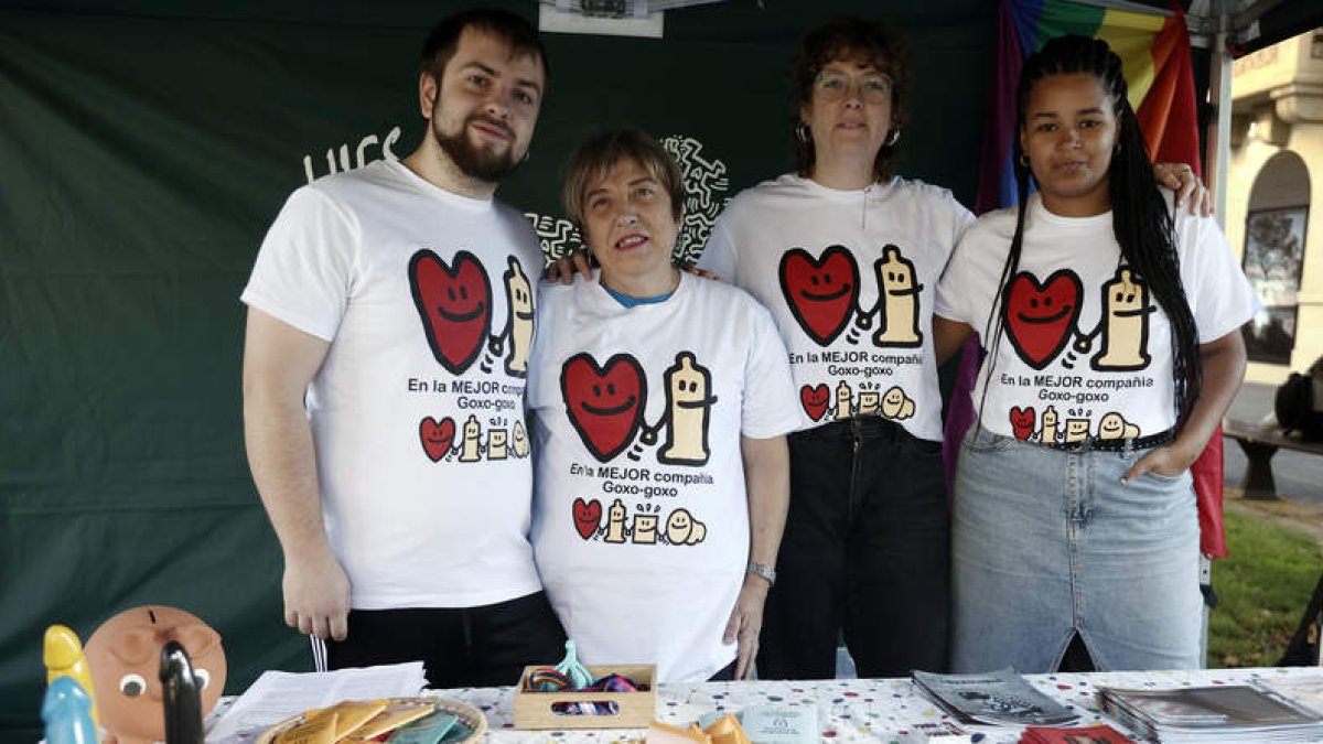 Miembros de la Comisión Ciudadana Anti Sida de Navarra realizaron ayer pruebas gratuitas.  JESÚS DIGUES