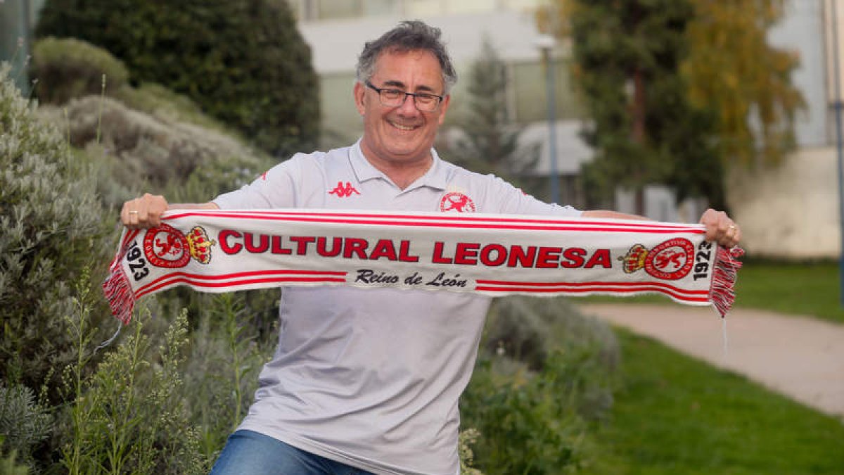 José Venancio Llamazares posa con la bufanda de la Cultural y la camiseta vintage del equipo de sus amores antes de disfrutar con el derbi del domingo. ÁNGEL LÓPEZ