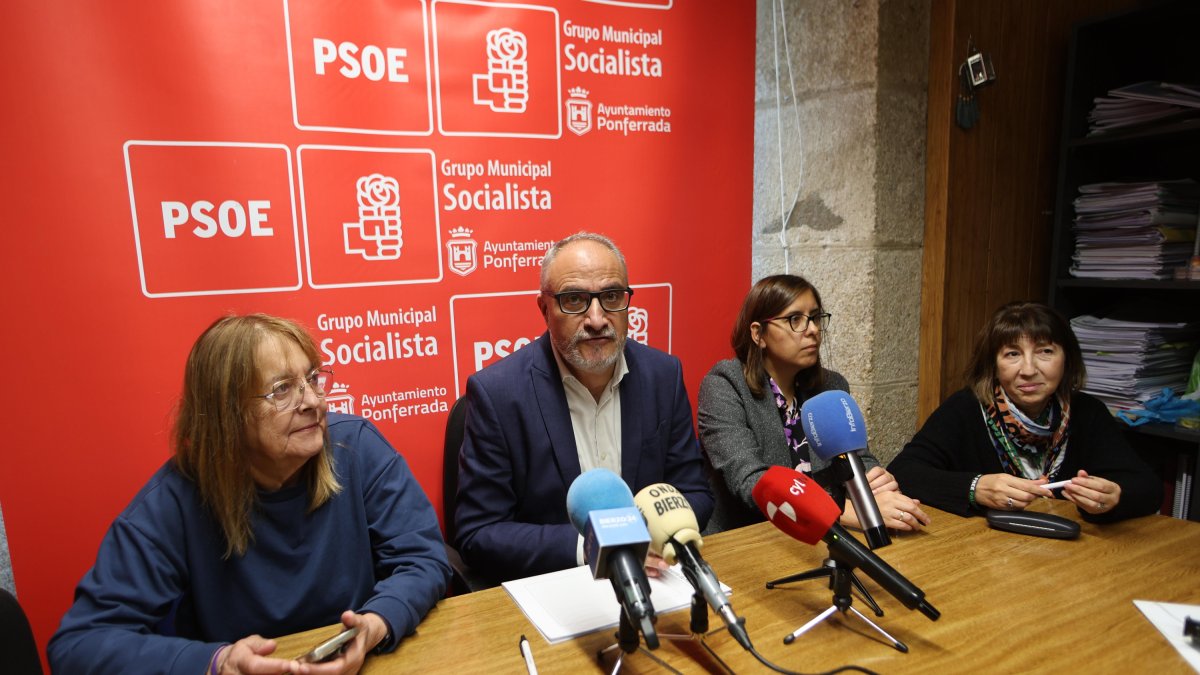 Rueda de prensa de los socialistas, este lunes.