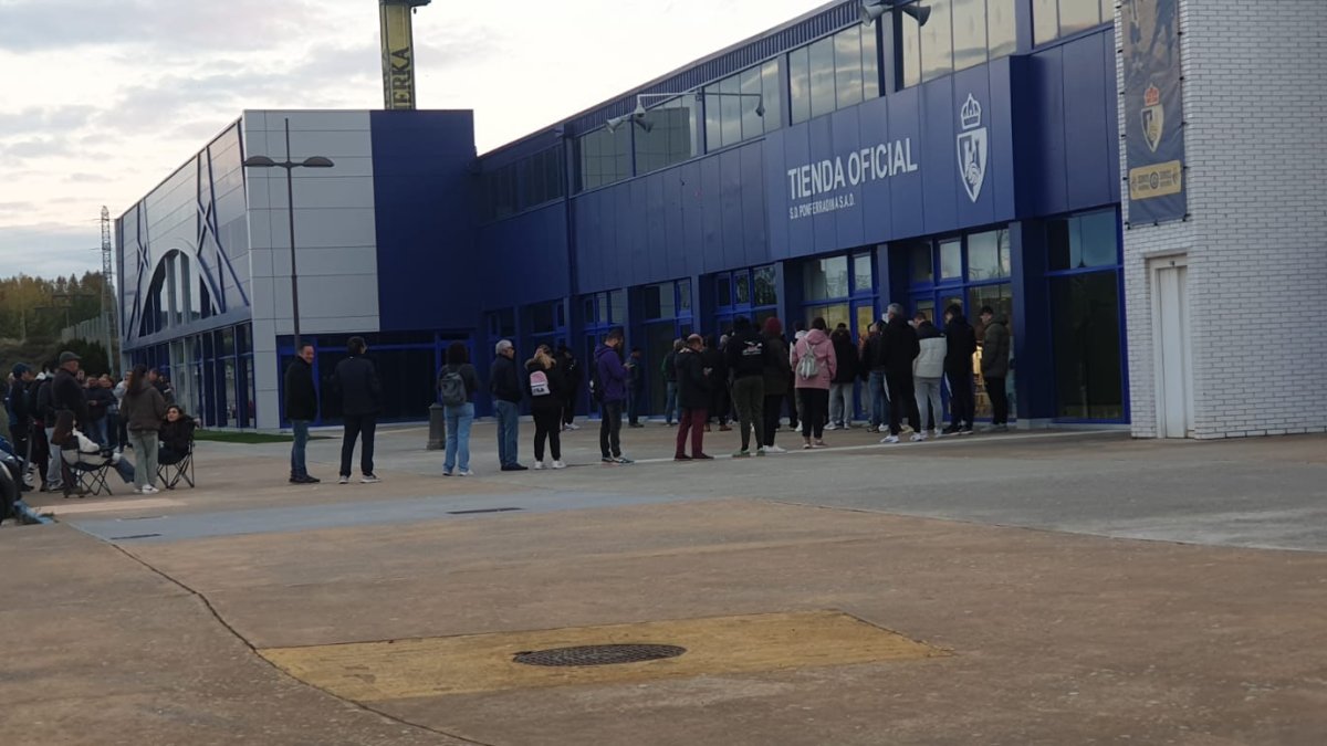 Las colas para retirar las localidades para el derbi provincial entre la Cultural y la Ponferradina comenzaron muy temprano este martes en El Toralín.