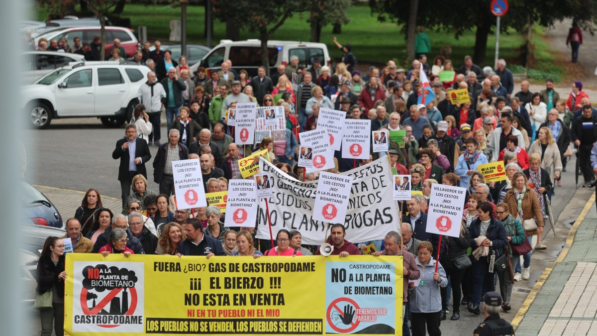 Manifestacion del 8 de octubre ante la sede de la Junta en Ponferrada en contra de la instalación de una planta de residuos orgánicos en Castropodame.