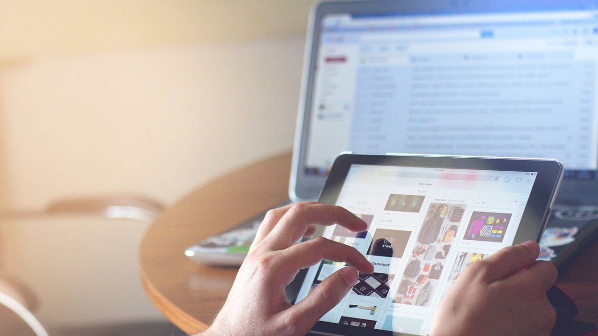 Una persona realiza una búsqueda online.