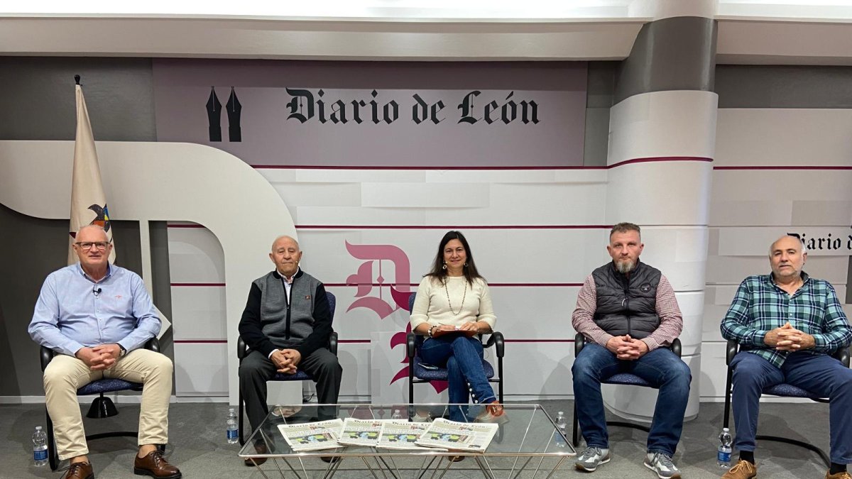 Eloy Bailez, presidente de Ferduero; Herminio Medina, presidente de la Junta de Gobierno de la Comunidad de Regantes del Páramo Bajo; Pilar Infiesta, periodista de Diario de León y moderadora de la mesa; Octavio González, presidente de la Asociación Entidad Gestora de la Reserva de la Biosfera Los Argüellos y Julio César Carnero, presidente del Sindicato Central del Embalse de Barrios de Luna.
