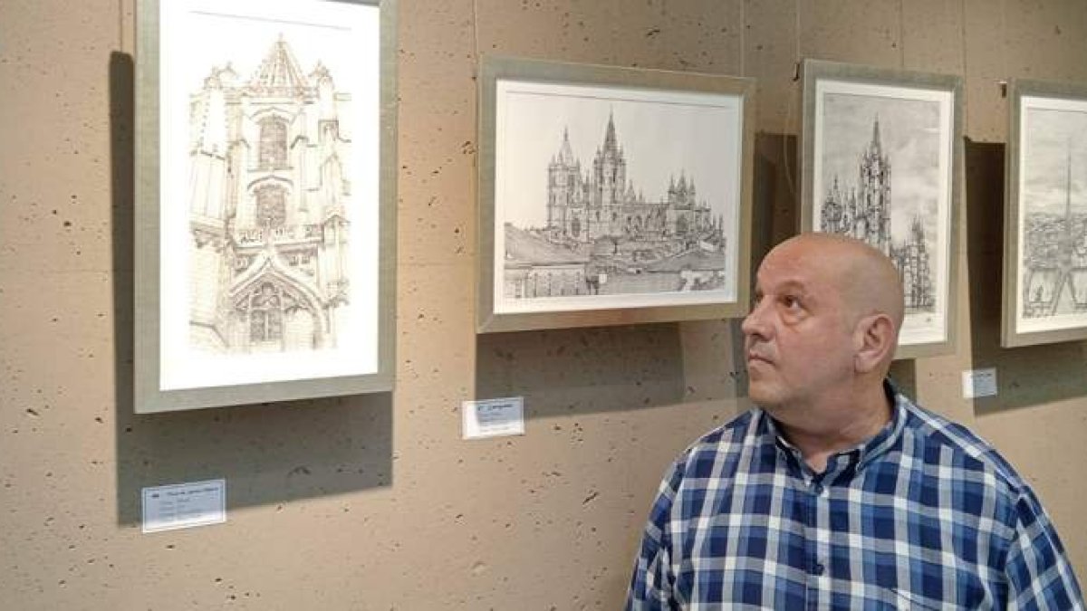 Ramón Rodríguez observa sus obras en la exposición que tiene hasta finales de mes en la Sala Ámbito Cultural. DL