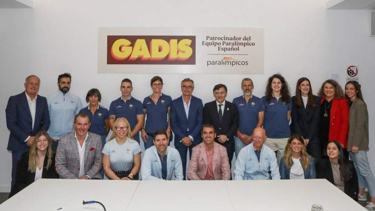 Los deportistas paralímpicos españoles, durante su visita a la sede de Gadis.  DL