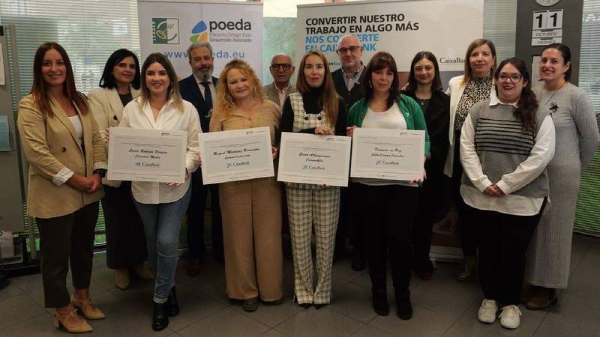 Foto de familia de los participantes en los proyectos subvencionados.  DL