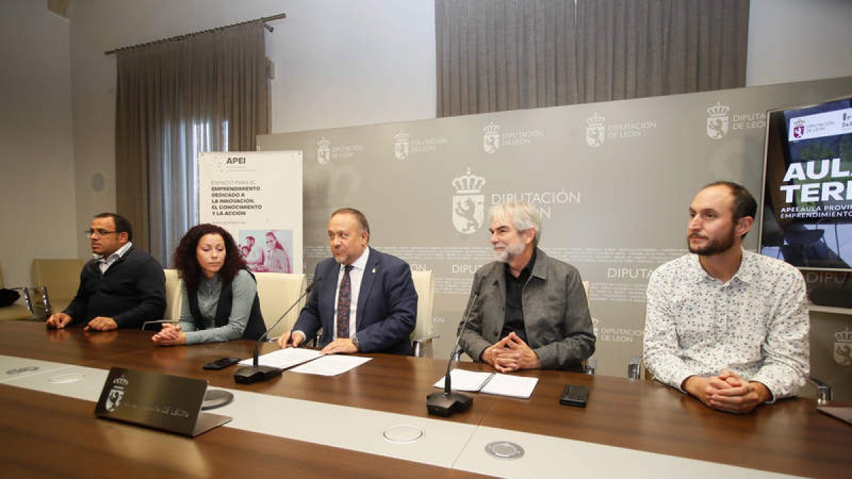 Un momento de la presentación de las aulas.  ÁNGELOPEZ