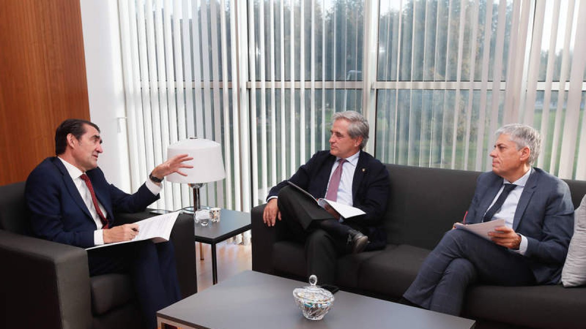 Un momento del encuentro entre Suárez-Quiñones, Ignacio Higuero y Eduardo Diego. JAVIERLÓPEZ