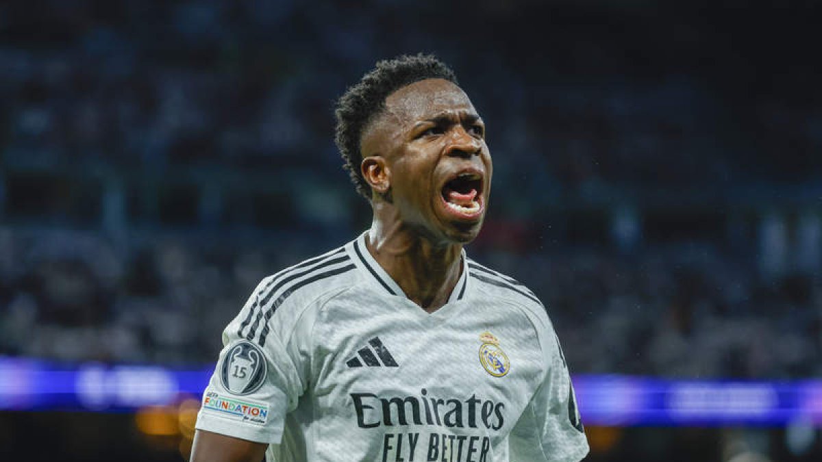 Vinícius hizo tres goles en la remontada del Madrid ante el Dortmund en el Bernabéu.  JUANJO MARTÍN