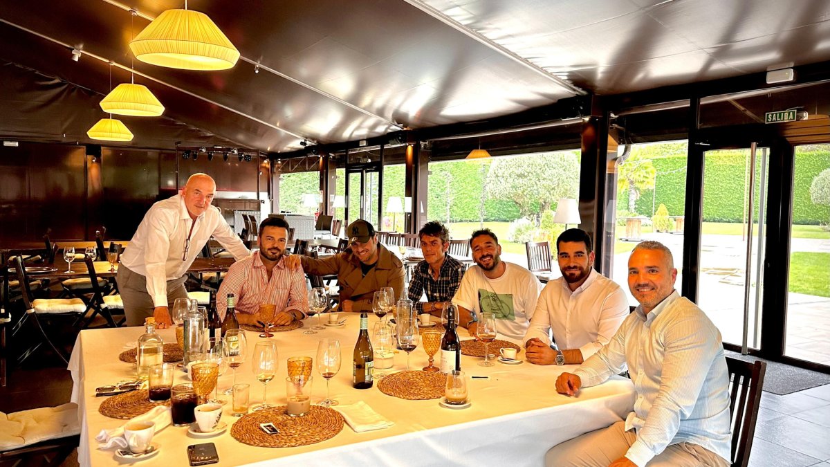 Foto de la comida que Bustamante compartió con responsables de El Centro Mola y el concejal de Comercio, David Pacios.