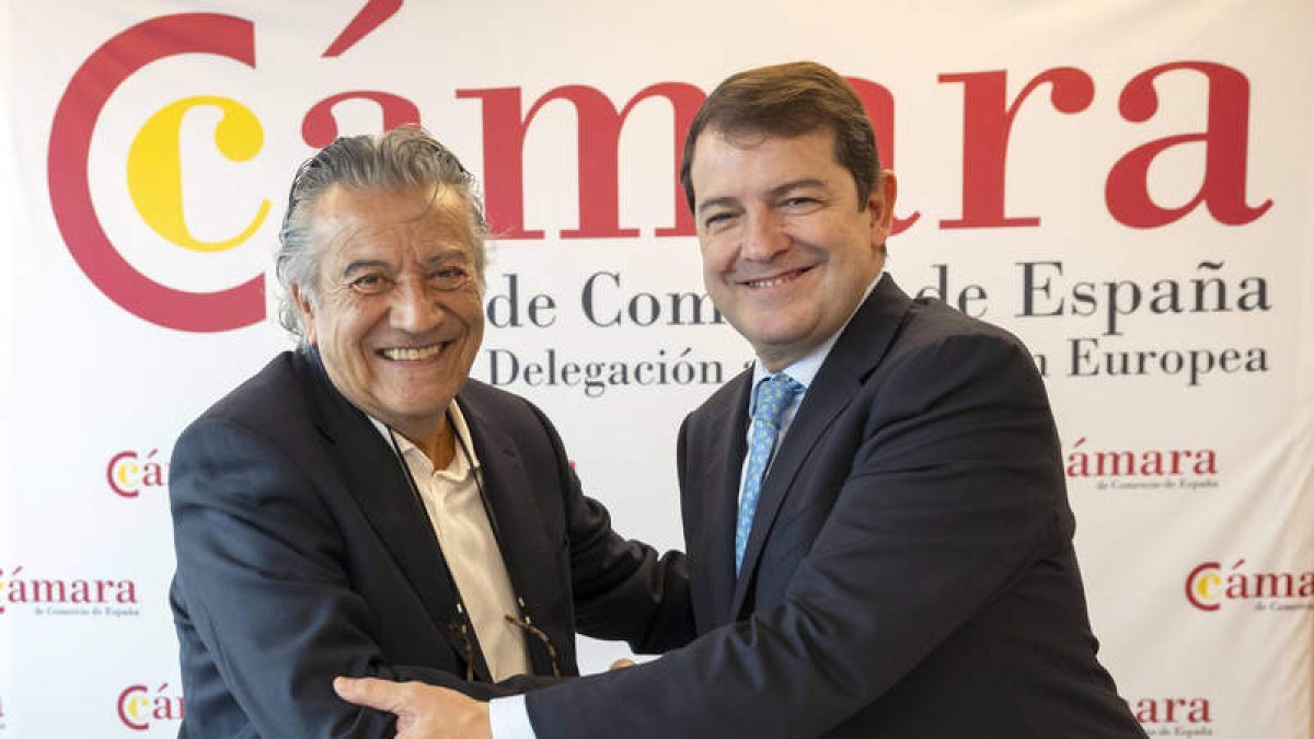 Miguel Ángel González, director general de Drylock, con Mañueco ayer en Bruselas.  JAVIER BERNAL