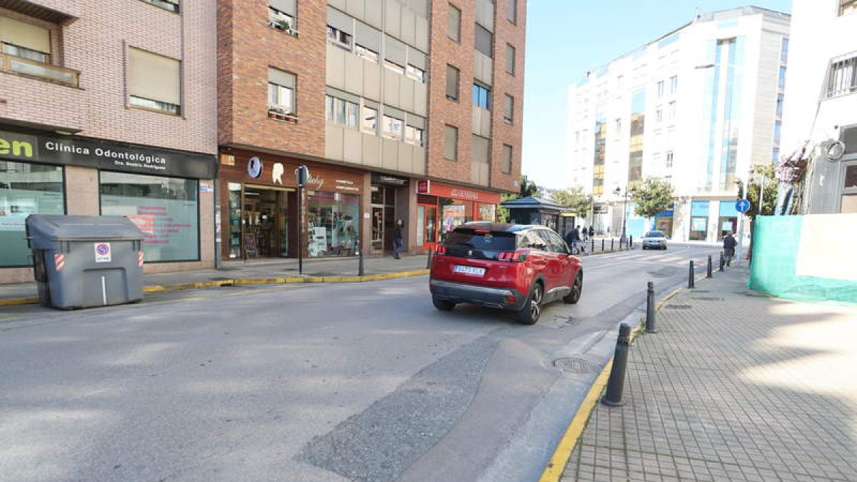 Baches y hundimientos en la zona de la avenida del Castillo, en una imagen de ayer.  L. DE LA MATA