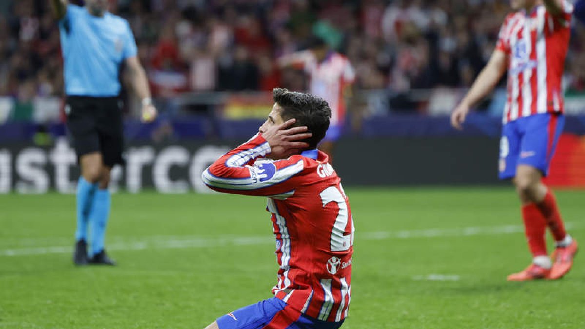 Giuliano Simeone se lamenta tras una ocasión fallada.  KIKO HUESCA