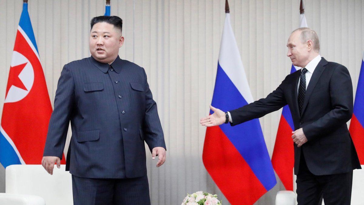 El presidente ruso Vladimir Putin (d) con el líder norcoreano Kim Jong-un en una imagen de archivo. EFE/SERGEI ILNITSKY