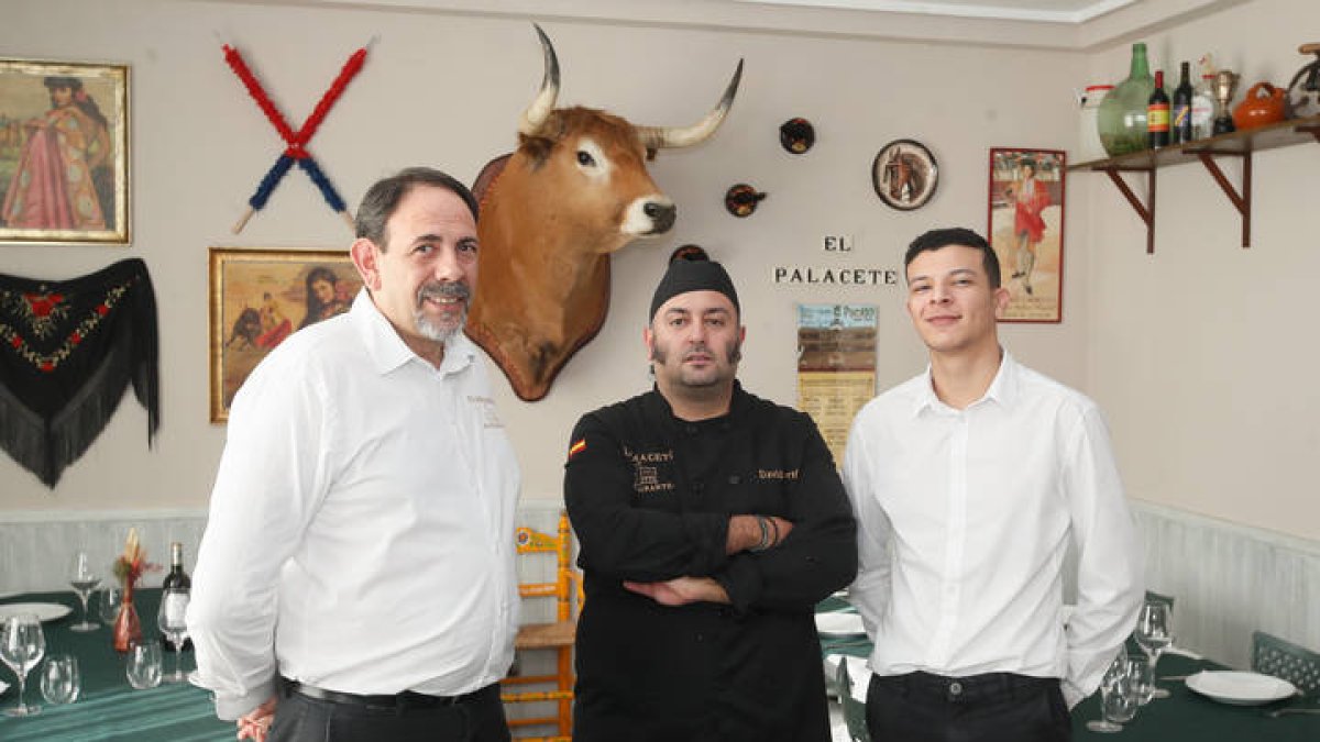 Fernando Carbajo, jefe de sala, David Martínez, gerente y cocinero del restaurante El Palacete, y Vinicius Ramos. ÁNGEL LÓPEZ