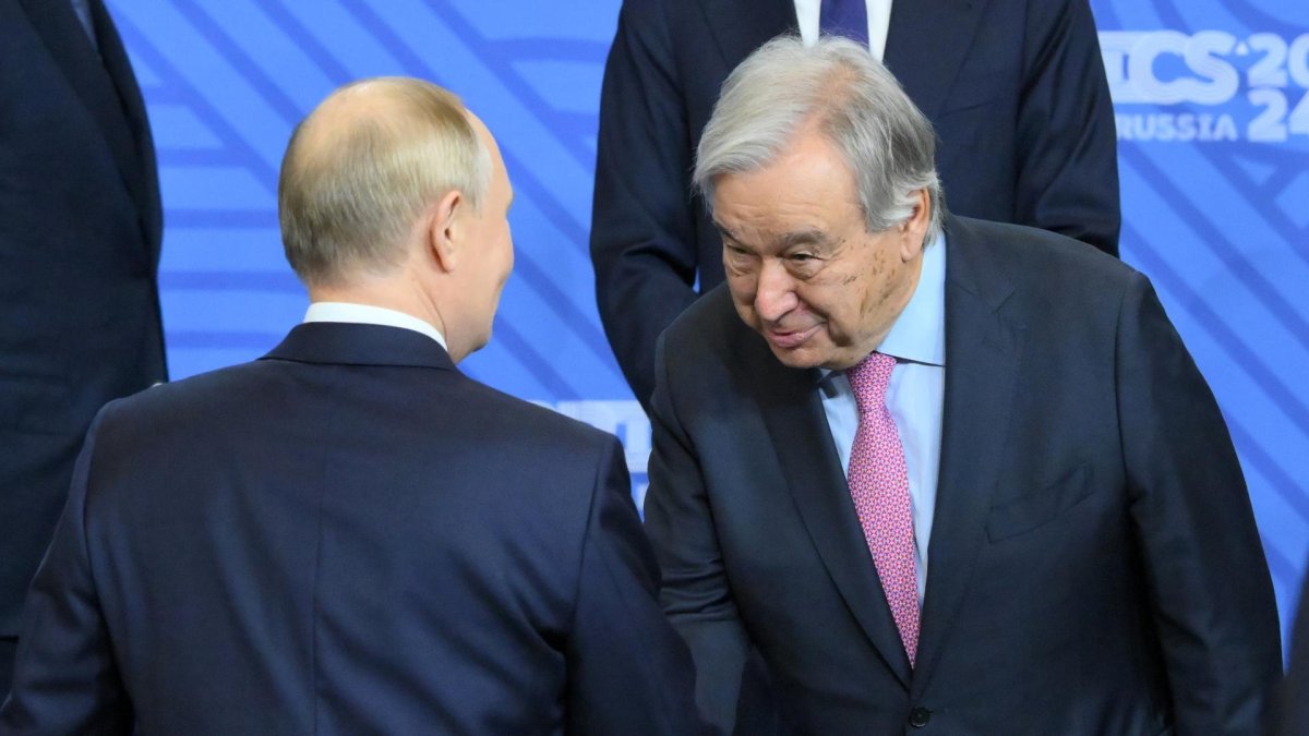 La foto de la polémica: Guterrez da la mano a Putin.