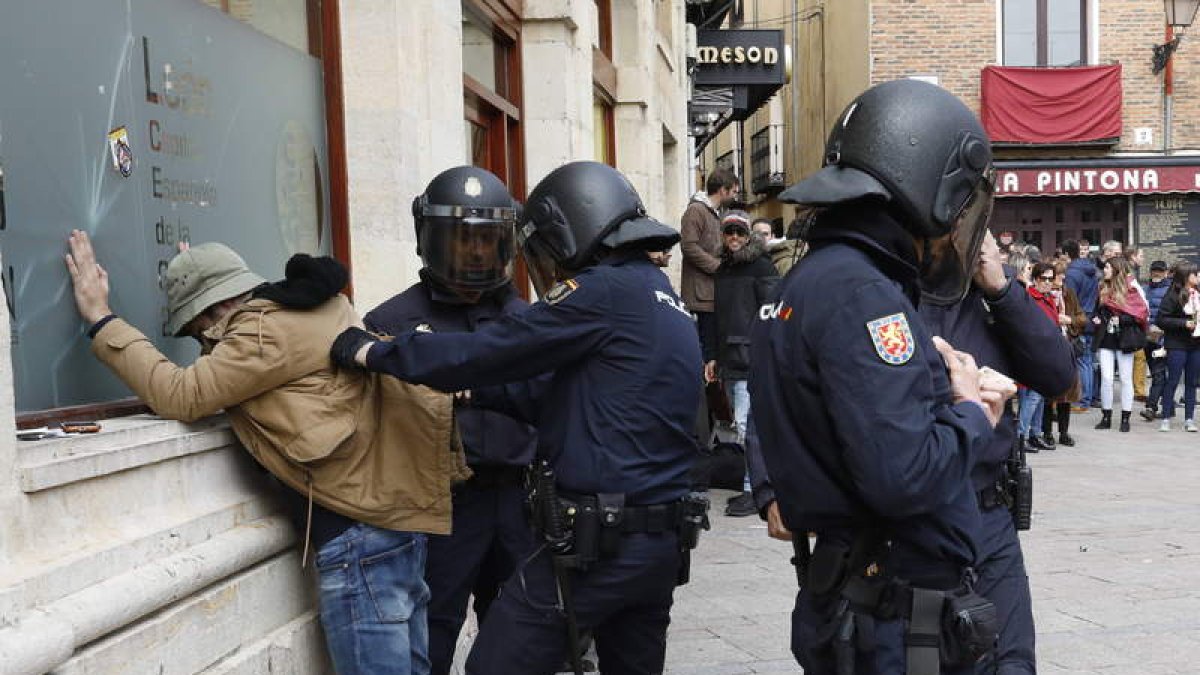 La fiesta del fútbol leonés merece que no se vuelvan a repetir estas imágenes del derbi del 7 de abril de 2019.  M. PÉREZ