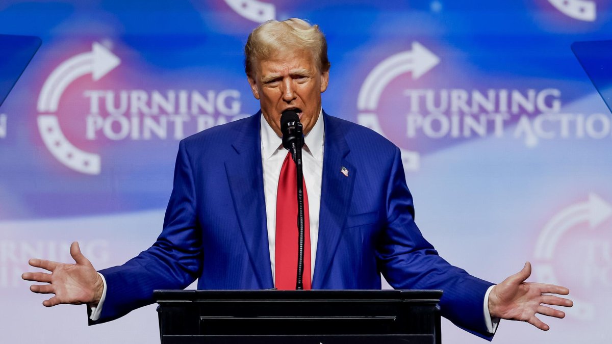 El ex presidente estadounidense y candidato presidencial republicano Donald Trump habla en un mitin de campaña.