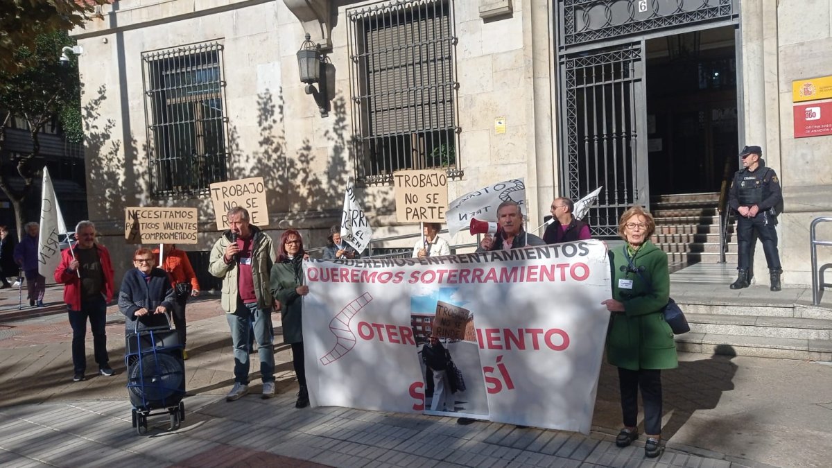Protesta de los vecinos de Trobajo frente a la Subdelegación del Gobierno.