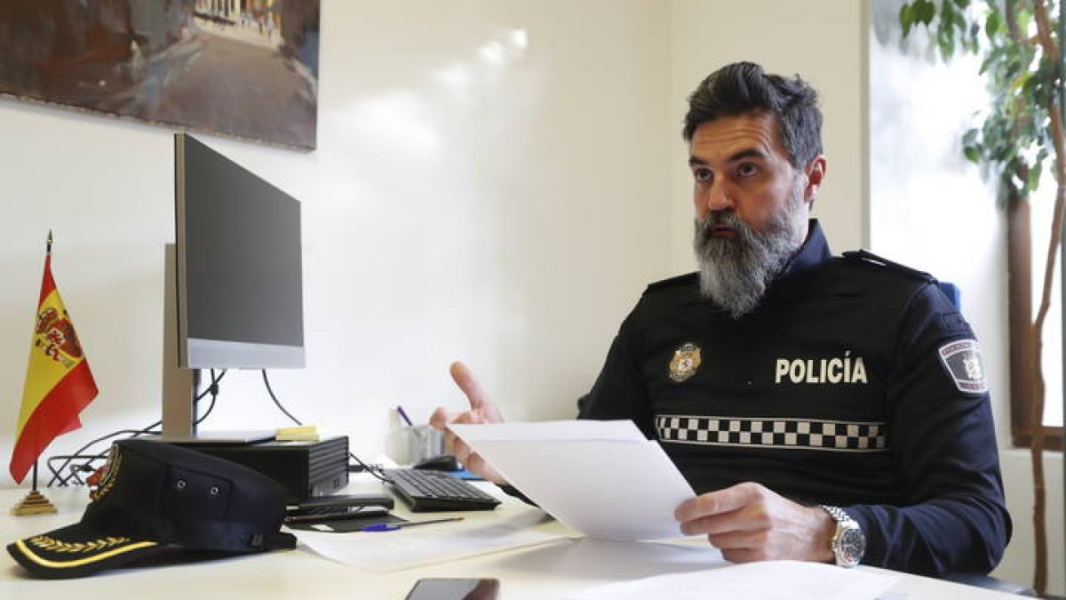 El intendente de la policía local de león preside un tribunal sin resolver su caso