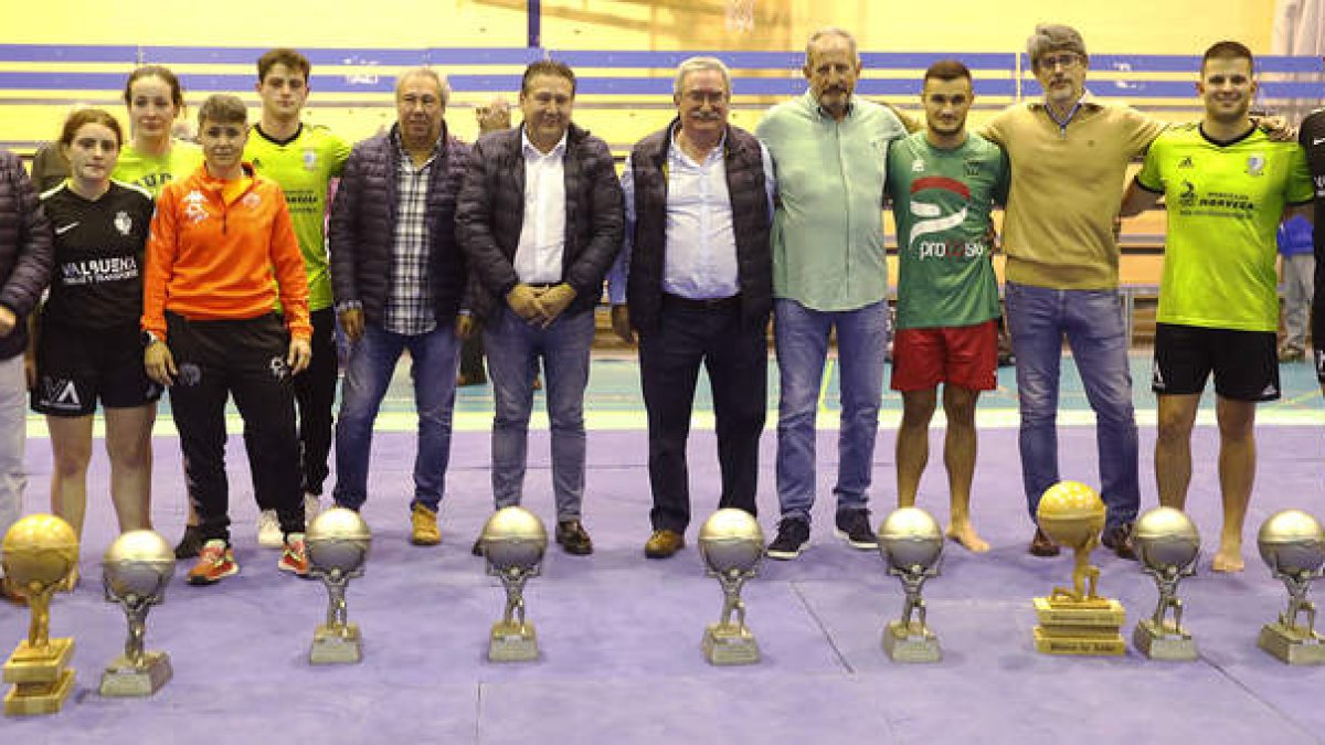 Cuadro de honor del Campeón de Campeones 2023 con luchadores, organizadores y patrocinadores.  RAMIRO