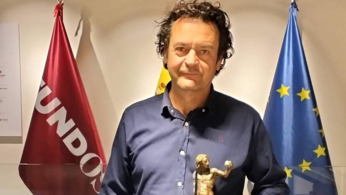 Amancio González posa con la escultura ‘Empanda’ en Fundos.  DL