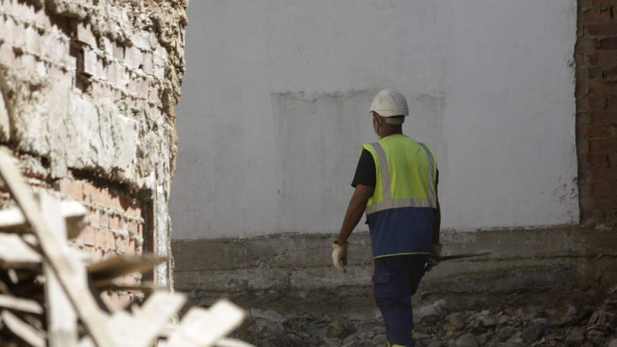 Un empleado del sector de la construcción.  FERNANDO OTERO