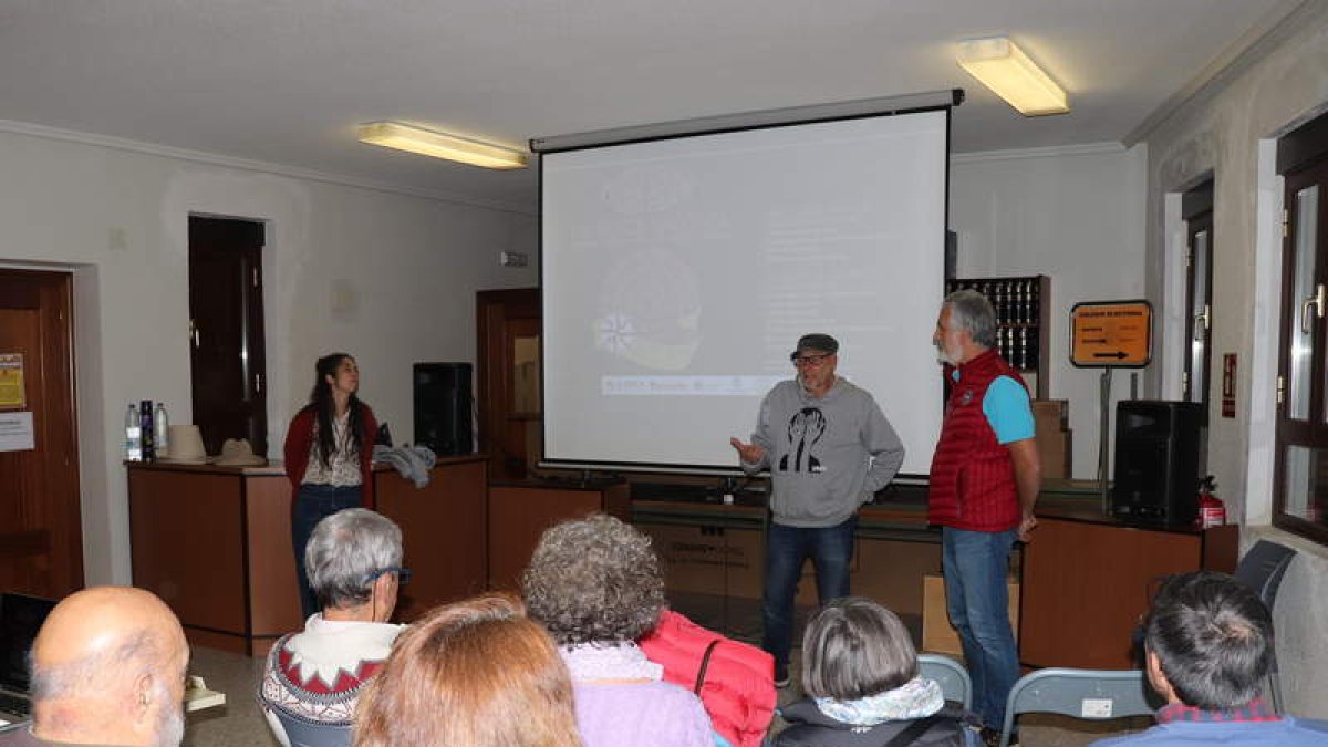 Presentación de los cortos por su director Javier Muñiz. CAMPOS