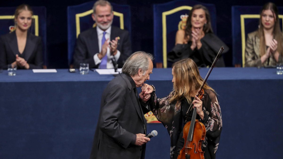 El cantautor Joan Manuel Serrat, Premio de las Artes, cantó en la ceremonia. EFE/JL Cereijido