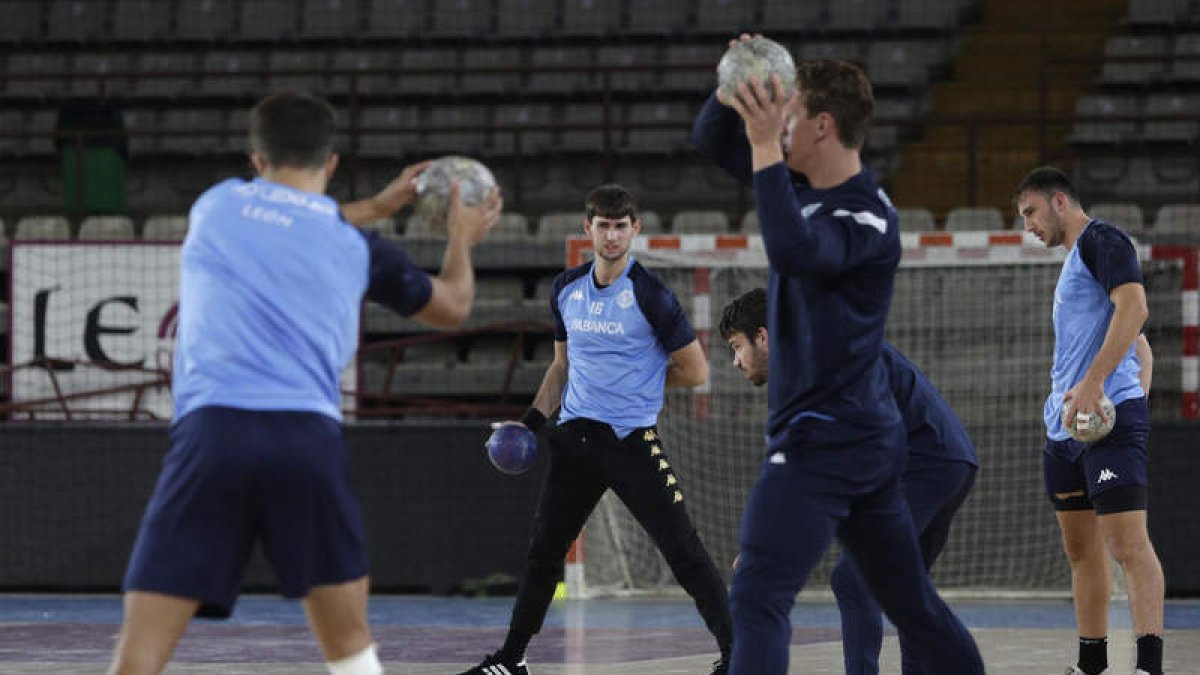El Abanca Ademar, en un entrenamiento de esta temporada en el Palacio de Deportes. FERNANDO OTERO
