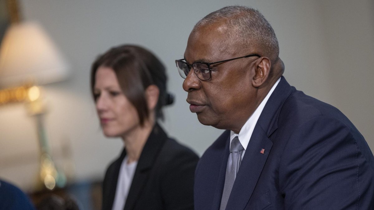 Fotografía de archivo del secretario de Defensa de Estados Unidos, Lloyd Austin, durante una reunión, el 15 de octubre de 2024. EFE/EPA/Shawn Thew