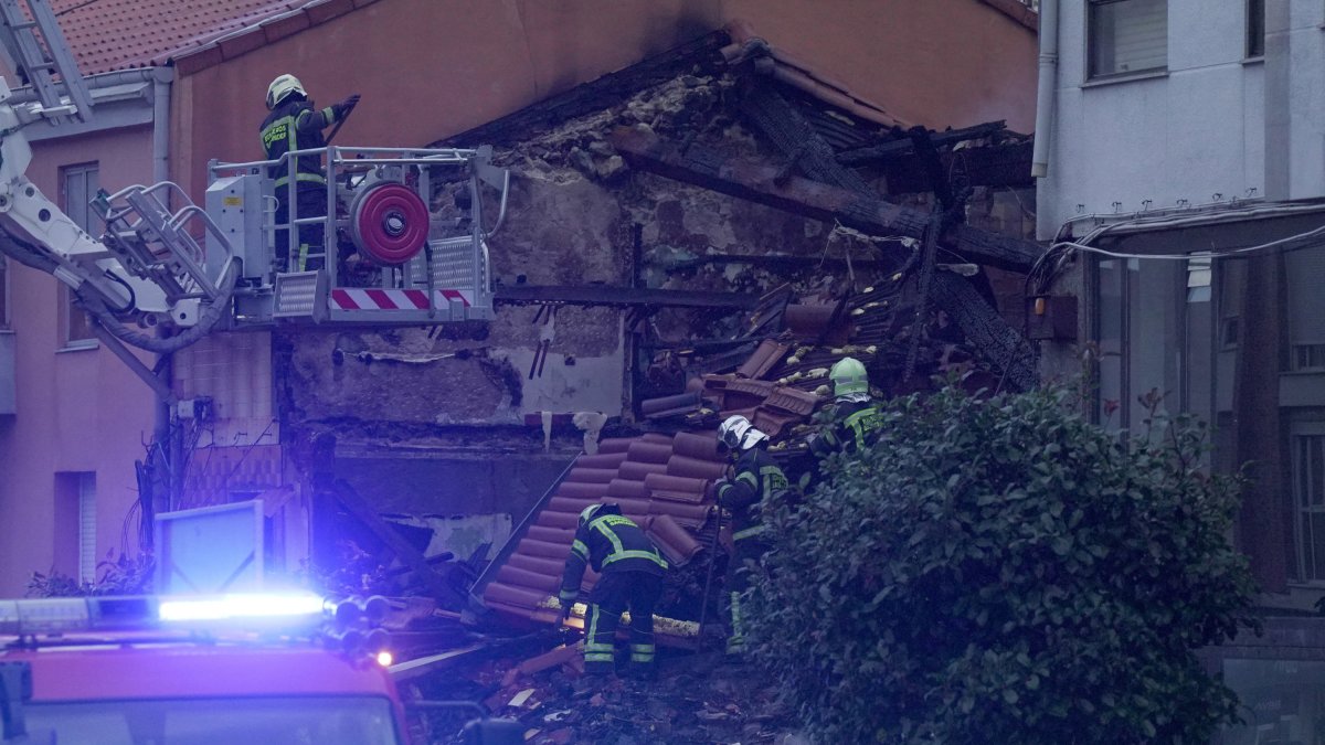 Agentes del equipo de bomberos trabaja en el edificio derrumbado, a 26 de octubre de 2024, en Santander, Cantabria (España).