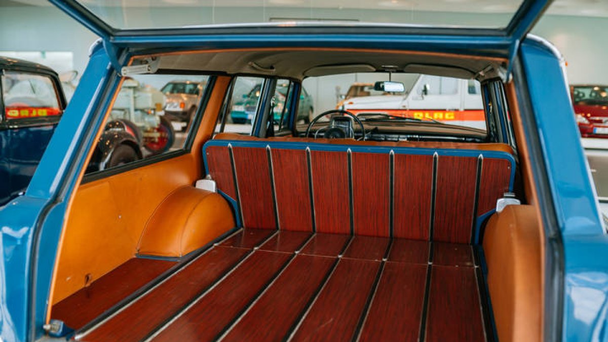'Panolux', el revestimiento de la zona de carga, en cuero artificial marrón, propiciaba un lujoso aspecto interior al Universal, muy en línea estilística de Mercedes-Benz.